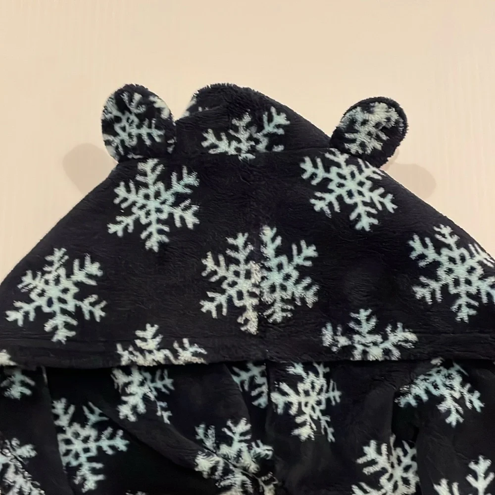Baby gap navy blue robe with light blue snowflakes.  Kids size 5T
